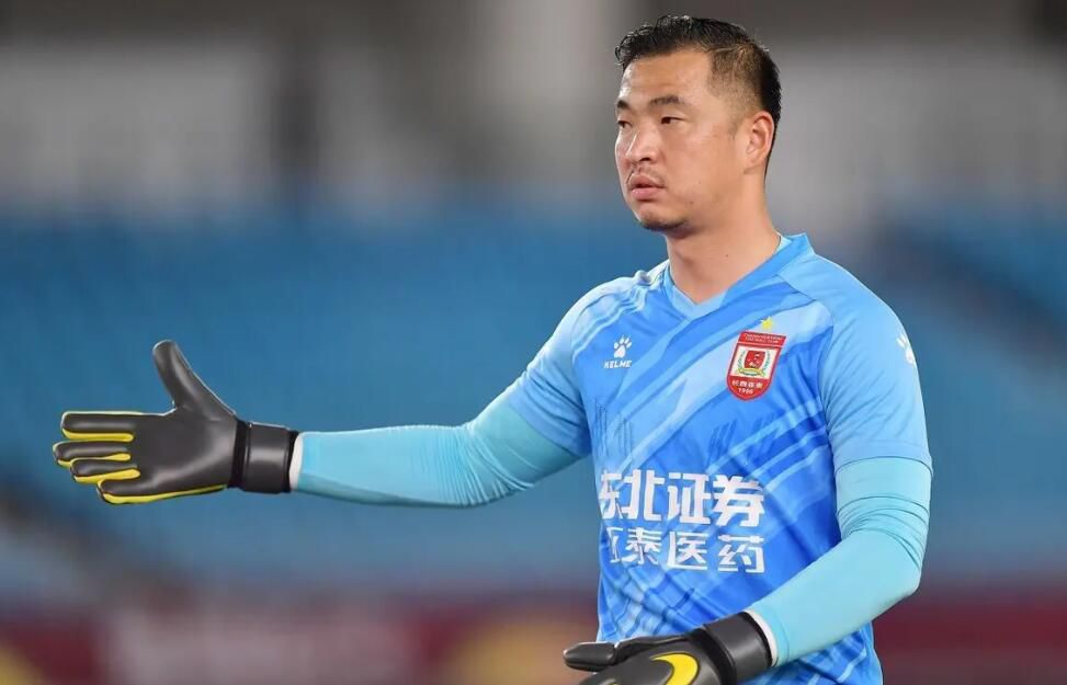 内衣男人